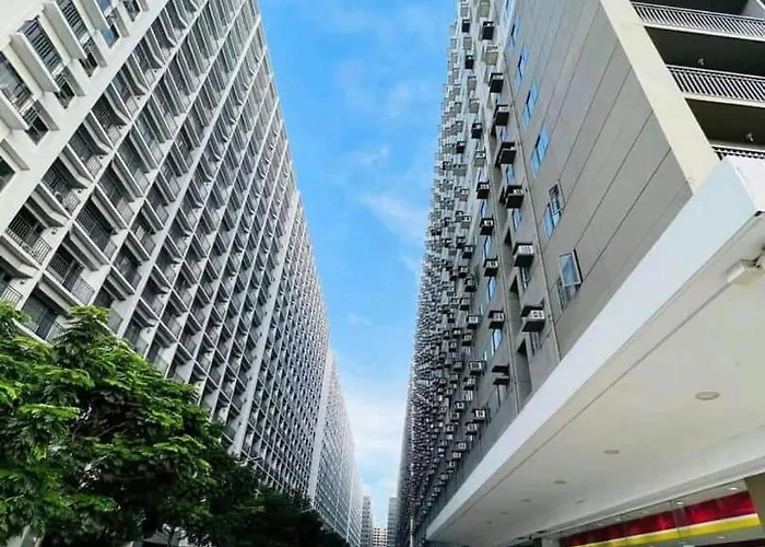 Shore 2 Unit Near Moa * Manila